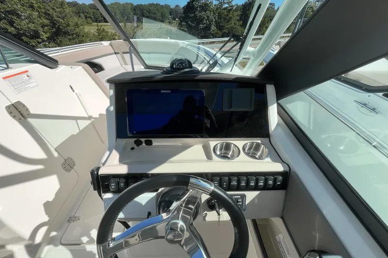 Slide: The Image of Boston Whaler 240 Vantage 2025 - 14