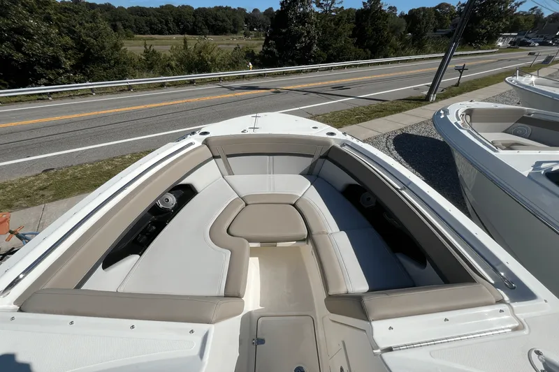 Slide: The Image of Boston Whaler 240 Vantage 2025 - 15