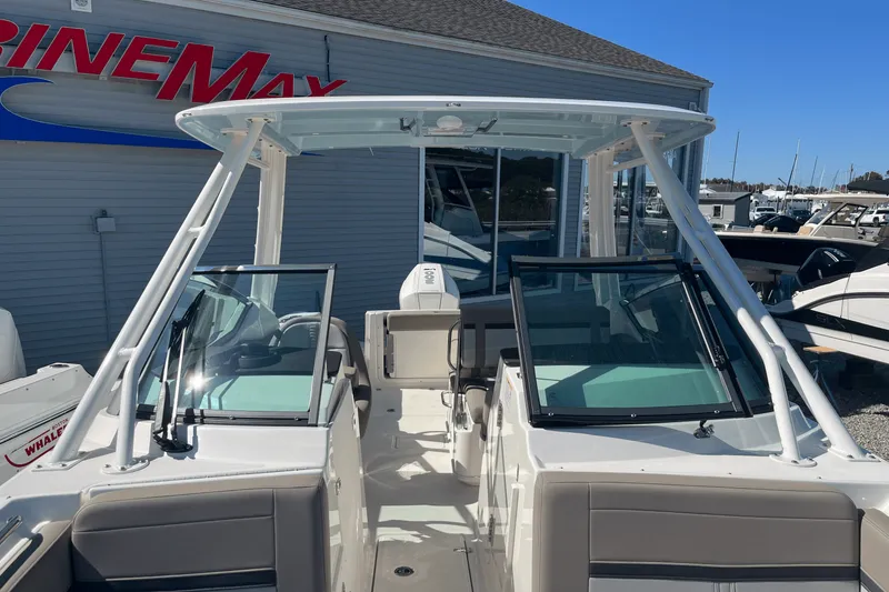 Slide: The Image of Boston Whaler 240 Vantage 2025 - 16