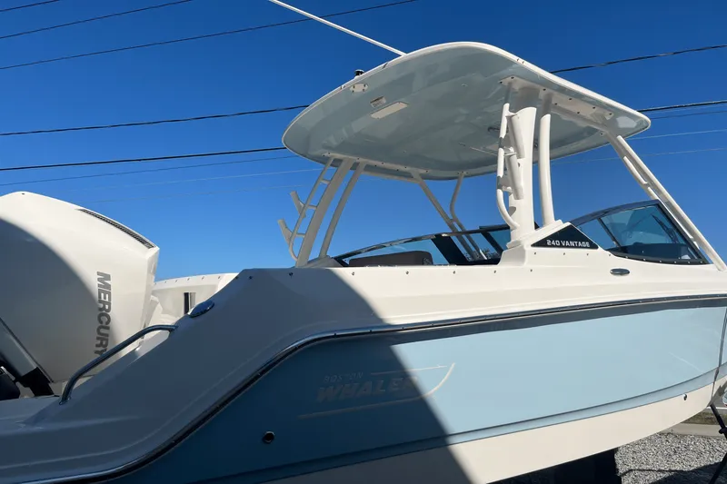Slide: The Image of Boston Whaler 240 Vantage 2025 - 17