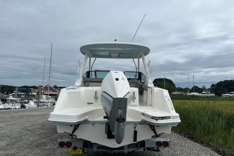 Slide: The Image of Boston Whaler 240 Vantage 2025 - 18