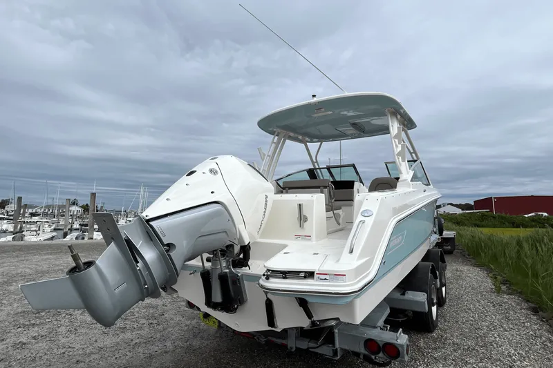 Slide: The Image of Boston Whaler 240 Vantage 2025 - 19