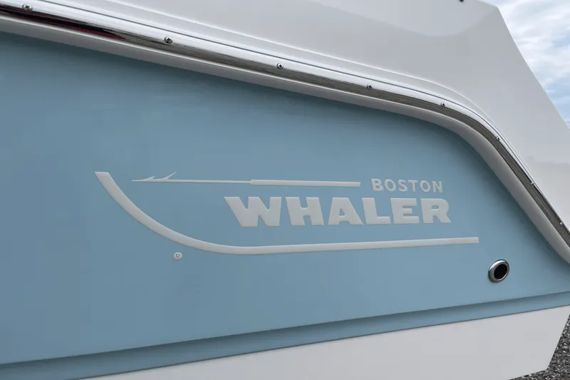 Slide: The Image of Boston Whaler 240 Vantage 2025 - 20