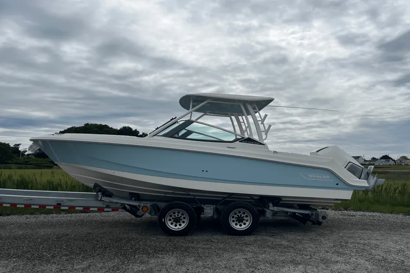 Slide: The Image of Boston Whaler 240 Vantage 2025 - 21