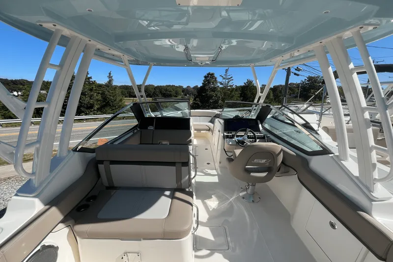 Slide: The Image of Boston Whaler 240 Vantage 2025 - 3