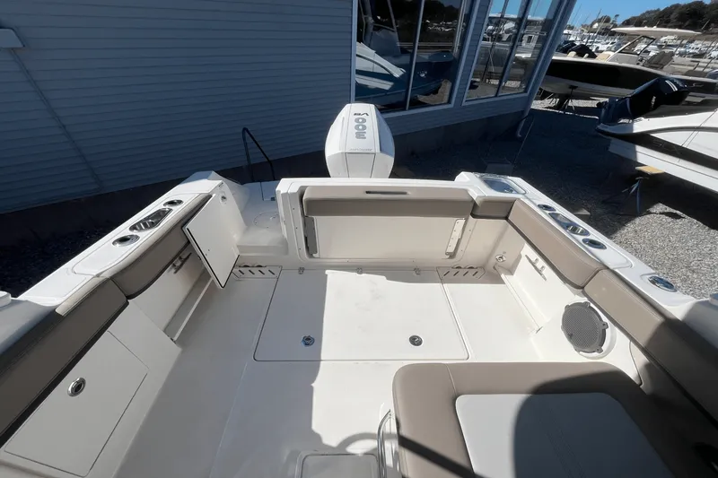 Slide: The Image of Boston Whaler 240 Vantage 2025 - 4