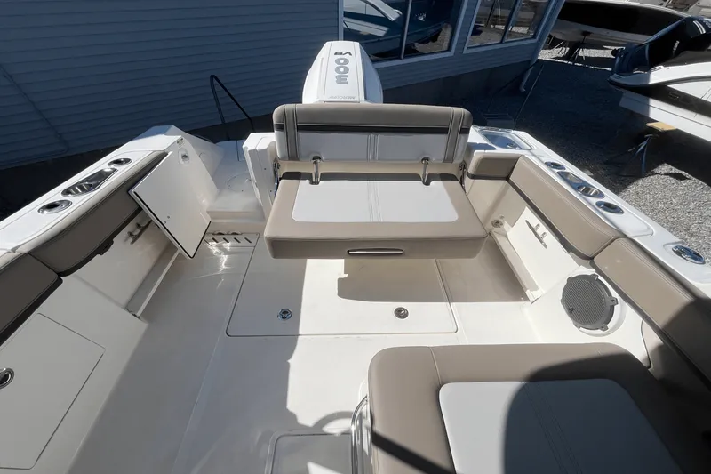 Slide: The Image of Boston Whaler 240 Vantage 2025 - 5
