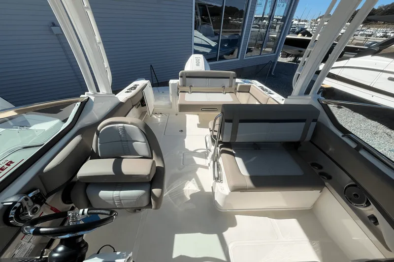 Slide: The Image of Boston Whaler 240 Vantage 2025 - 6