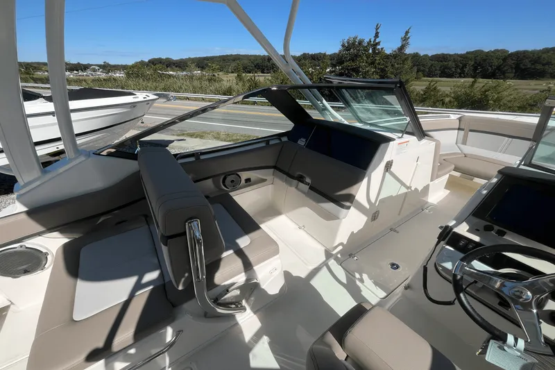 Slide: The Image of Boston Whaler 240 Vantage 2025 - 7