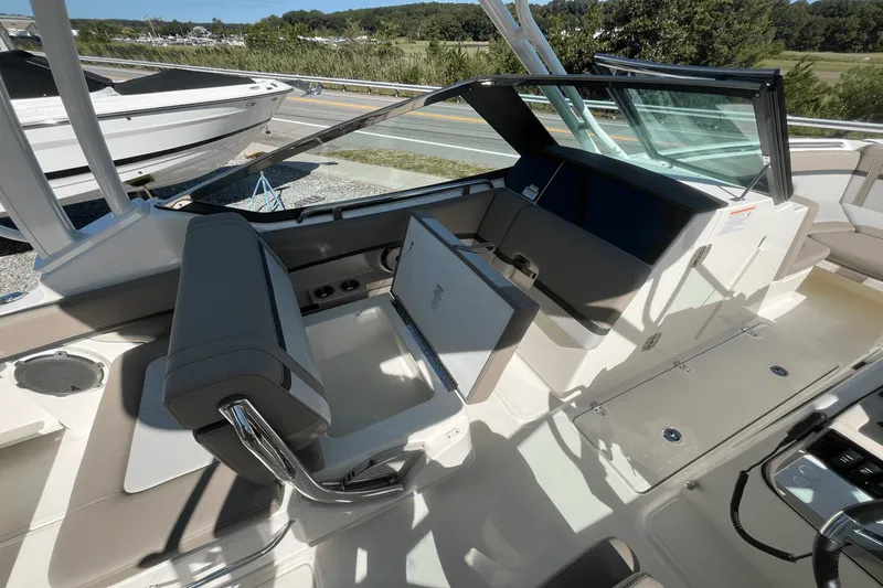 Slide: The Image of Boston Whaler 240 Vantage 2025 - 8