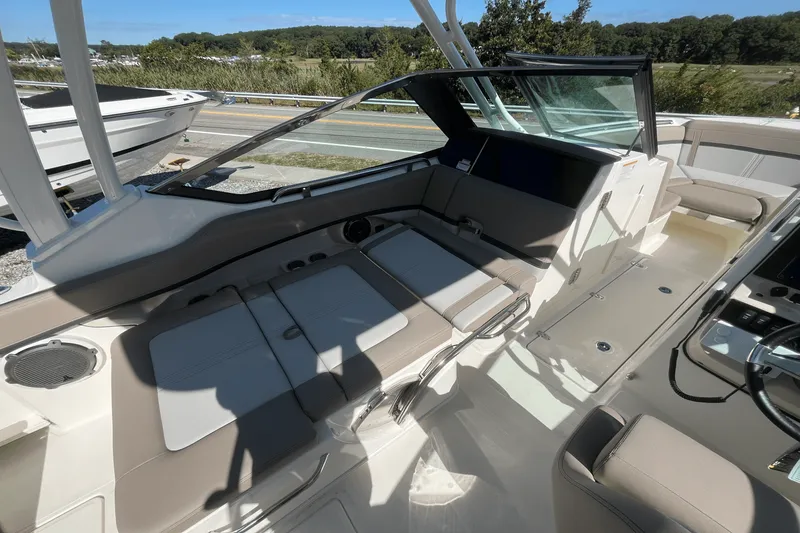 Slide: The Image of Boston Whaler 240 Vantage 2025 - 9
