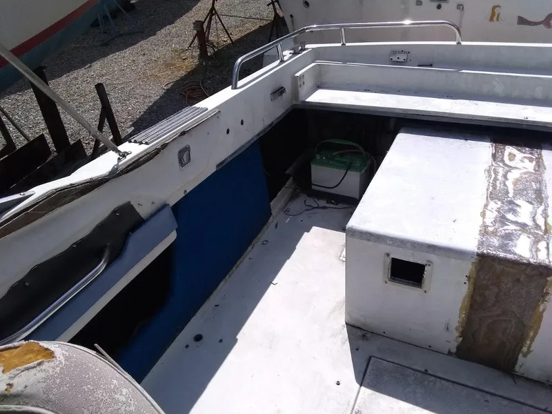 Slide: The Image of 1988 Wellcraft 23 NOVA XL boat interior showing seating and storage areas. - 12