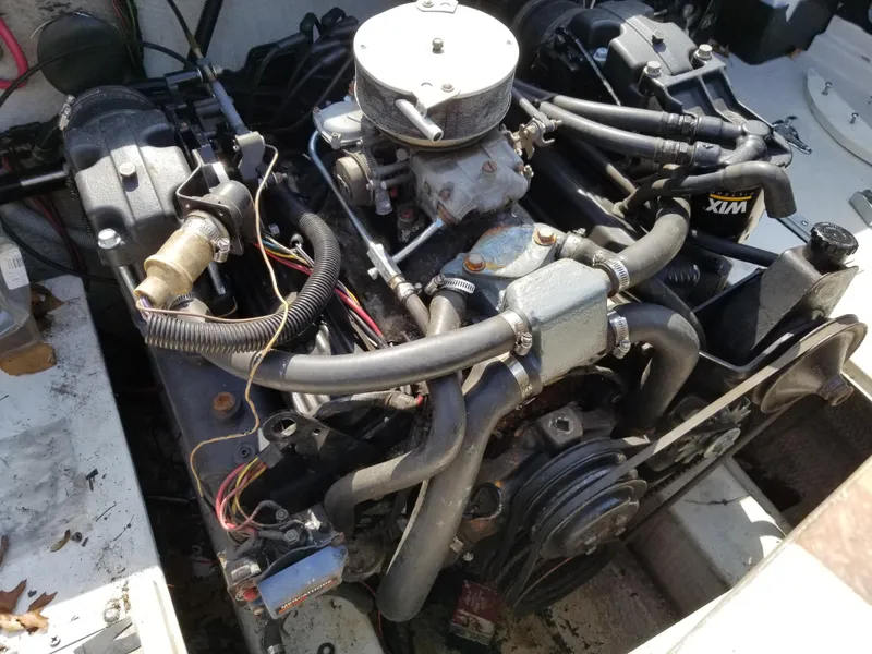 Slide: The Image of 1988 Wellcraft 23 NOVA XL boat engine compartment. - 13