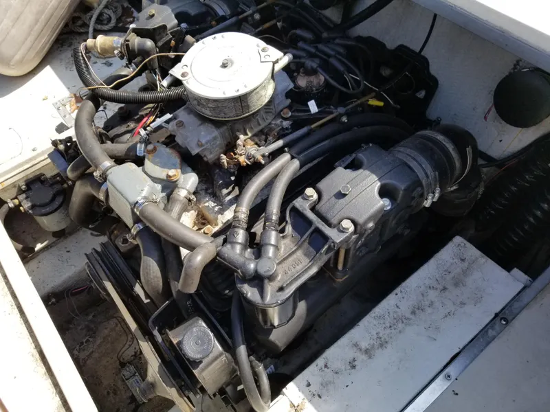 Slide: The Image of 1988 Wellcraft 23 NOVA XL boat engine compartment. - 14
