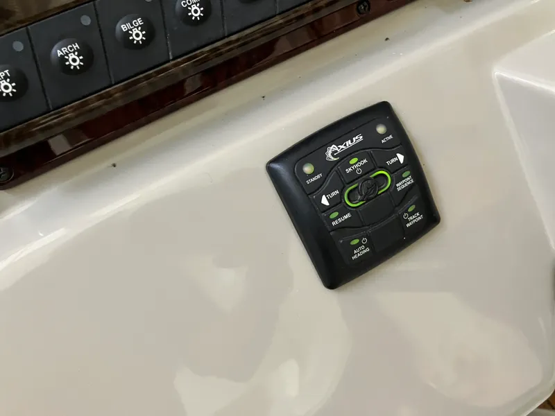Slide: The Image of Sea Ray 370 SUNDANCER 2011 - 22