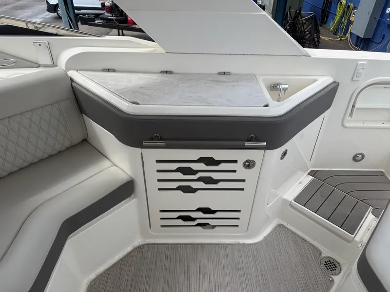 Slide: The Image of Sea Ray 310 SLX 2022 - 10