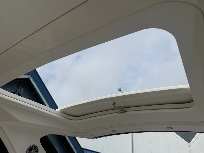 Slide: The Image of Sea Ray 310 SLX 2022 - 11