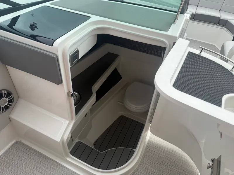 Slide: The Image of Sea Ray 310 SLX 2022 - 17