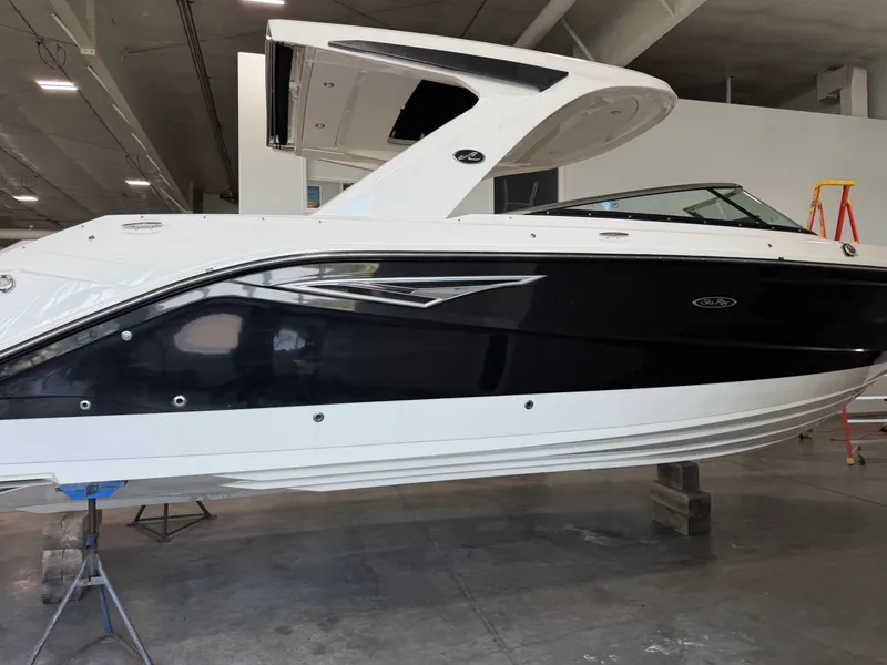 Slide: The Image of Sea Ray 310 SLX 2022 - 4