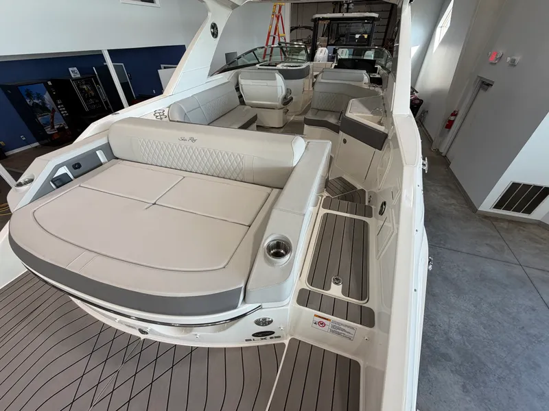 Slide: The Image of Sea Ray 310 SLX 2022 - 6