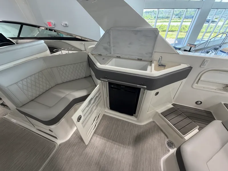 Slide: The Image of Sea Ray 310 SLX 2022 - 9