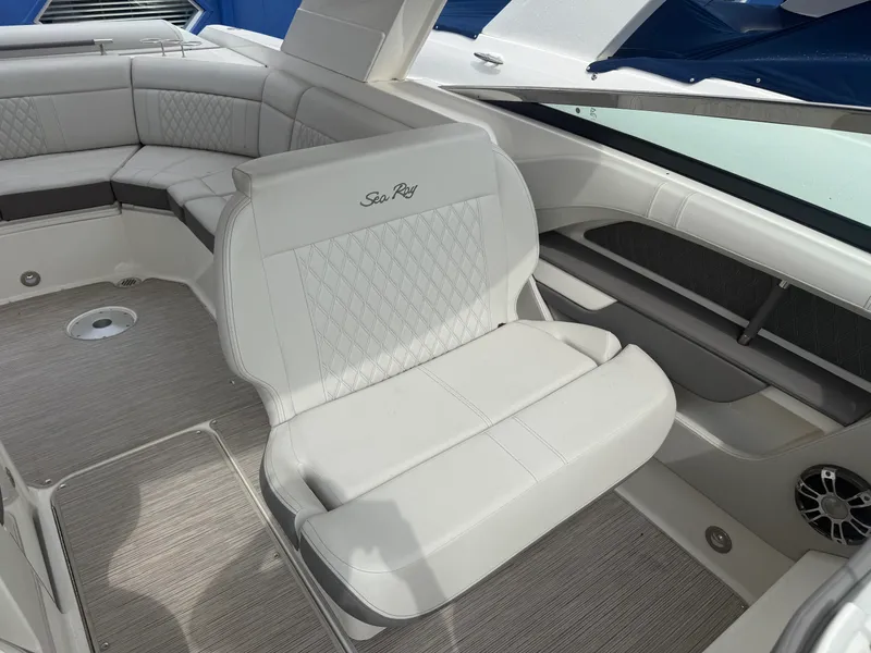 Slide: The Image of Sea Ray 310 SLX 2022 - 9