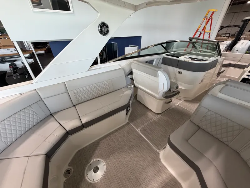 Slide: The Image of Sea Ray 310 SLX 2022 - 10