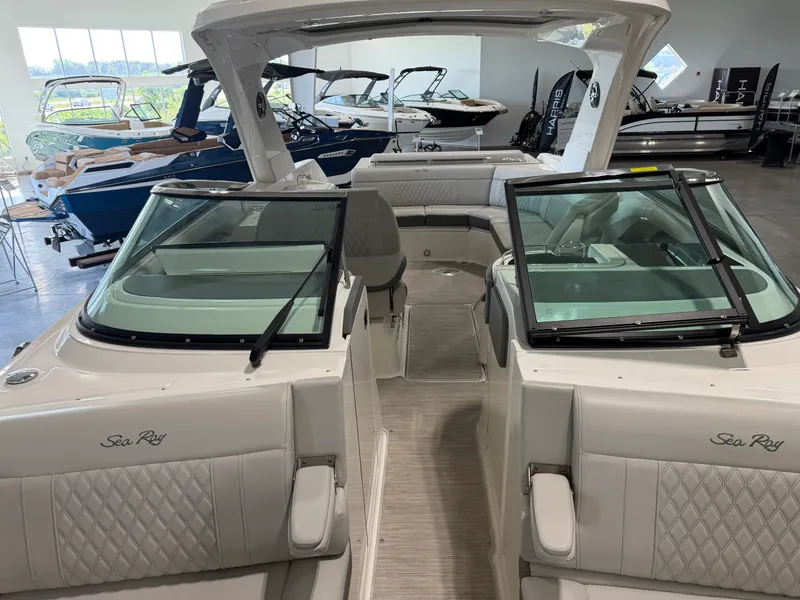 Slide: The Image of Sea Ray 310 SLX 2022 - 17