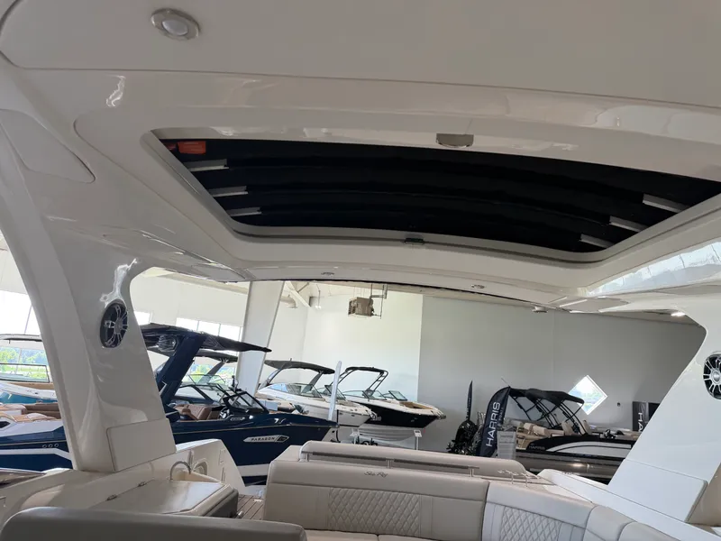 Slide: The Image of Sea Ray 310 SLX 2022 - 18