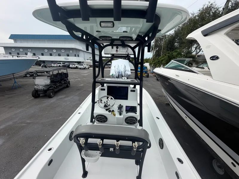 Slide: The Image of Yellowfin 24CE 2019 - 10