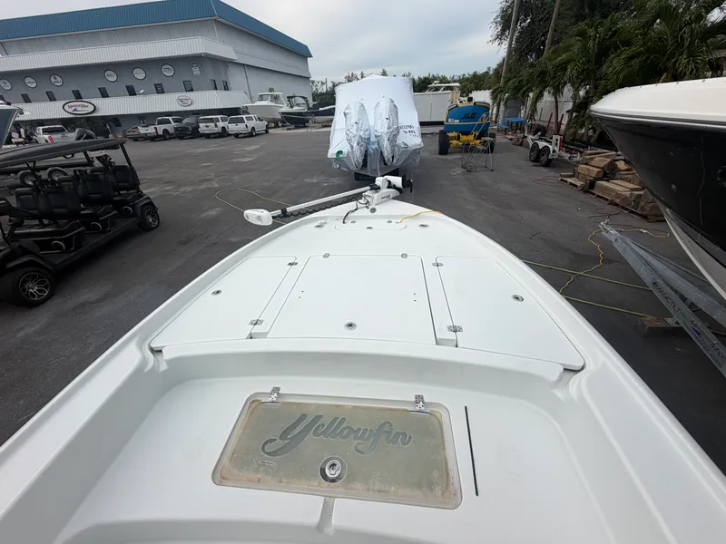 Slide: The Image of Yellowfin 24CE 2019 - 15