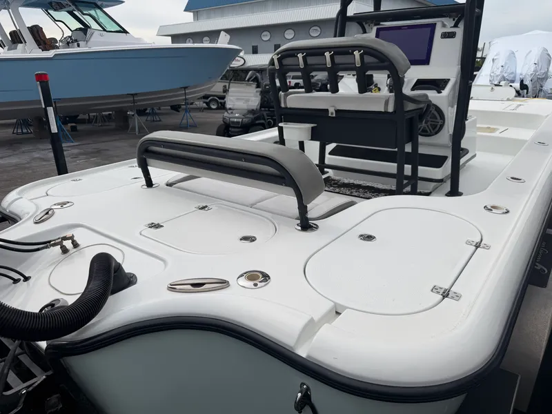 Slide: The Image of Yellowfin 24CE 2019 - 5
