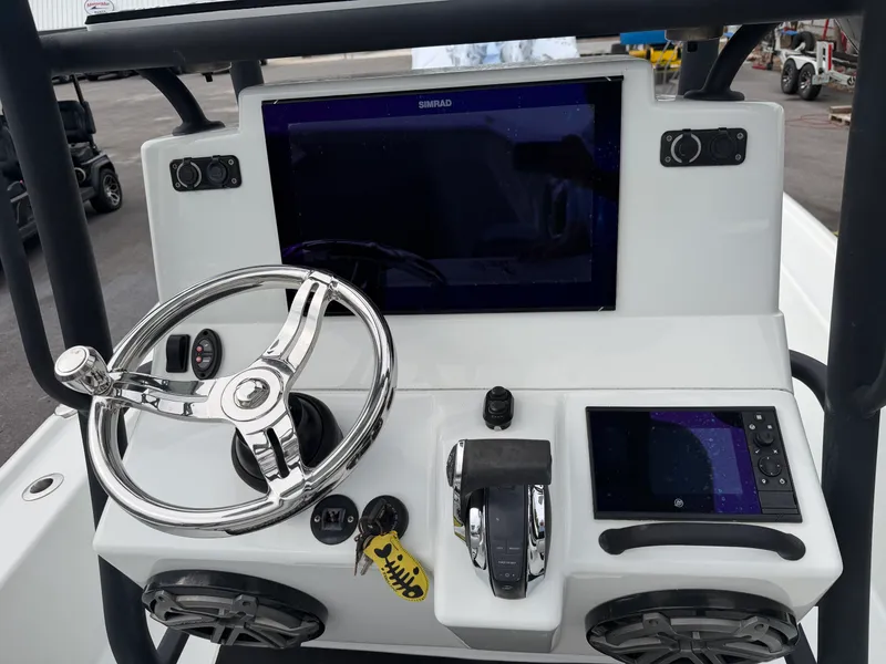 Slide: The Image of Yellowfin 24CE 2019 - 8
