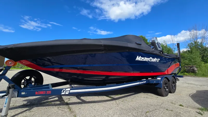 Slide: The Image of Mastercraft XT25 2022 - 28