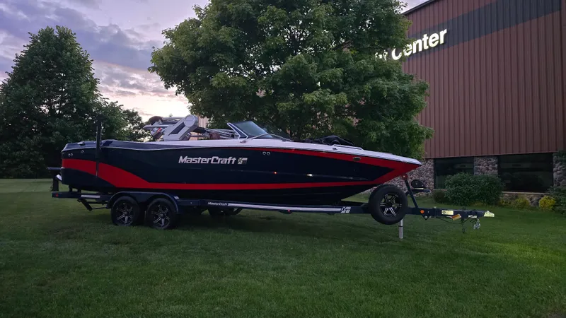 Slide: The Image of Mastercraft XT25 2022 - 31