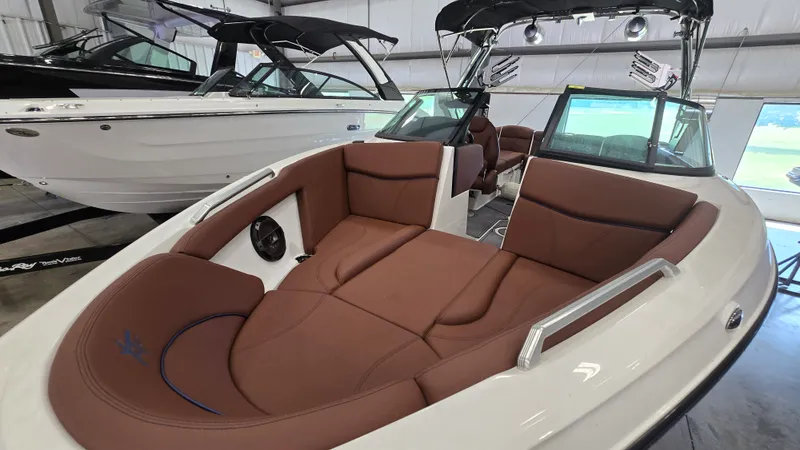 Slide: The Image of Mastercraft XT25 2022 - 15