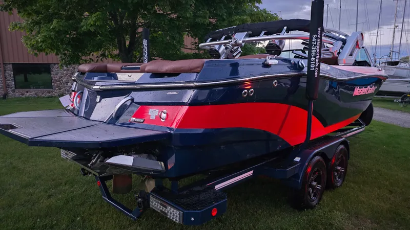 Slide: The Image of Mastercraft XT25 2022 - 30