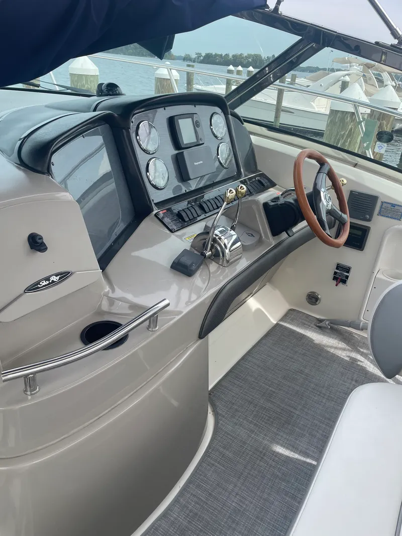 Slide: The Image of Sea Ray 390 DA 2005 - 4