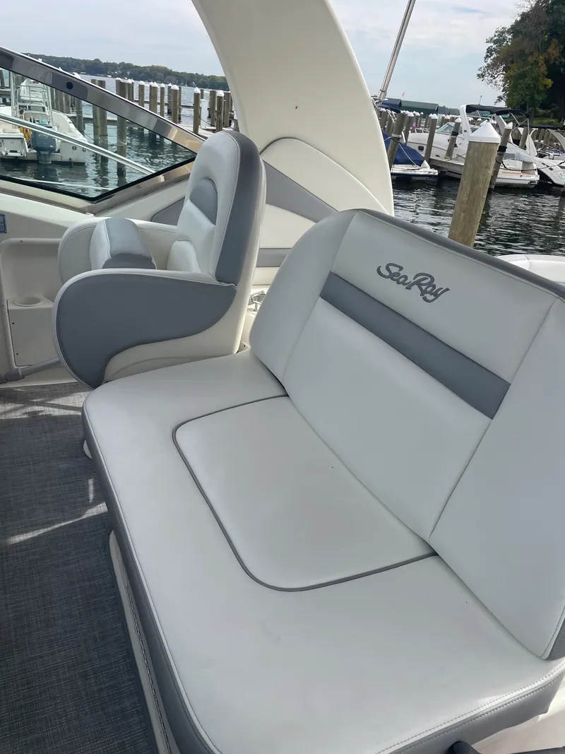 Slide: The Image of Sea Ray 390 DA 2005 - 6