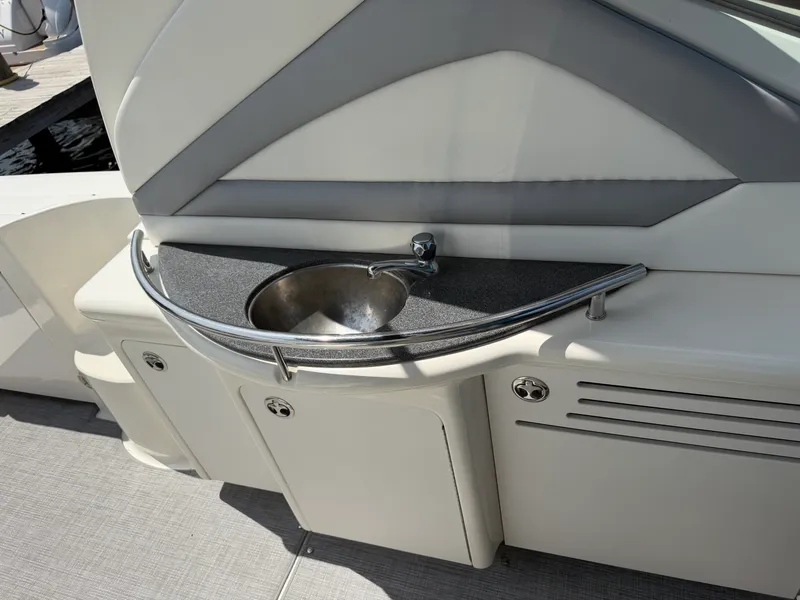 Slide: The Image of Sea Ray 390 DA 2005 - 47