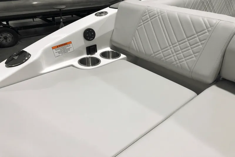 Slide: The Image of Sea Ray SDX 270 Outboard 2025 - 13