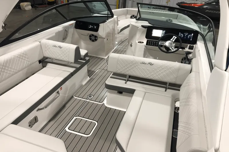 Slide: The Image of Sea Ray SDX 270 Outboard 2025 - 18