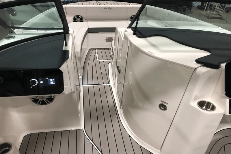 Slide: The Image of Sea Ray SDX 270 Outboard 2025 - 28