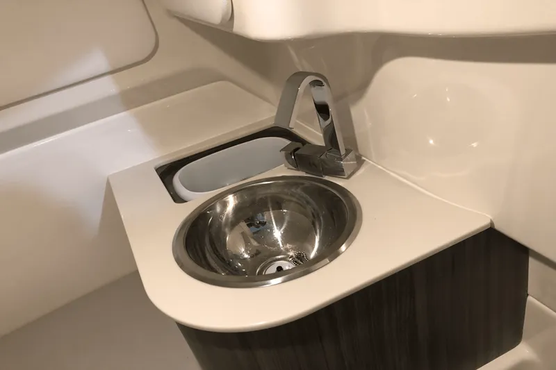 Slide: The Image of Sea Ray SDX 270 Outboard 2025 - 31