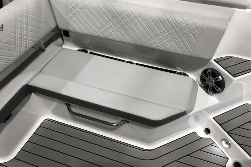 Slide: The Image of Sea Ray SDX 270 Outboard 2025 - 40