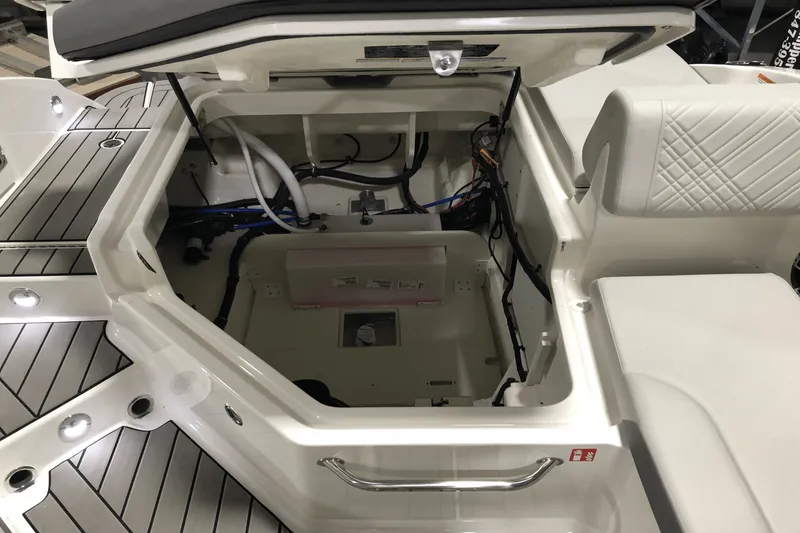 Slide: The Image of Sea Ray SDX 270 Outboard 2025 - 46