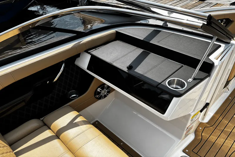 Slide: The Image of Sea Ray 230 SLX 2020 - 20