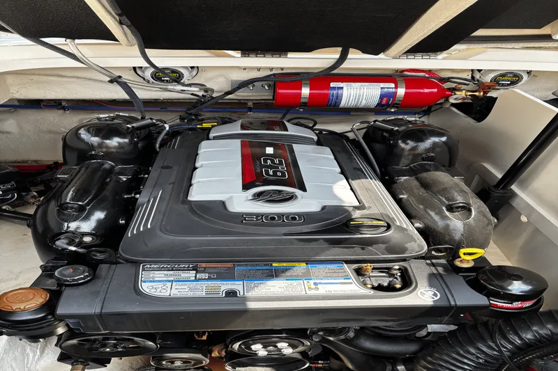 Slide: The Image of Sea Ray 230 SLX 2020 - 21