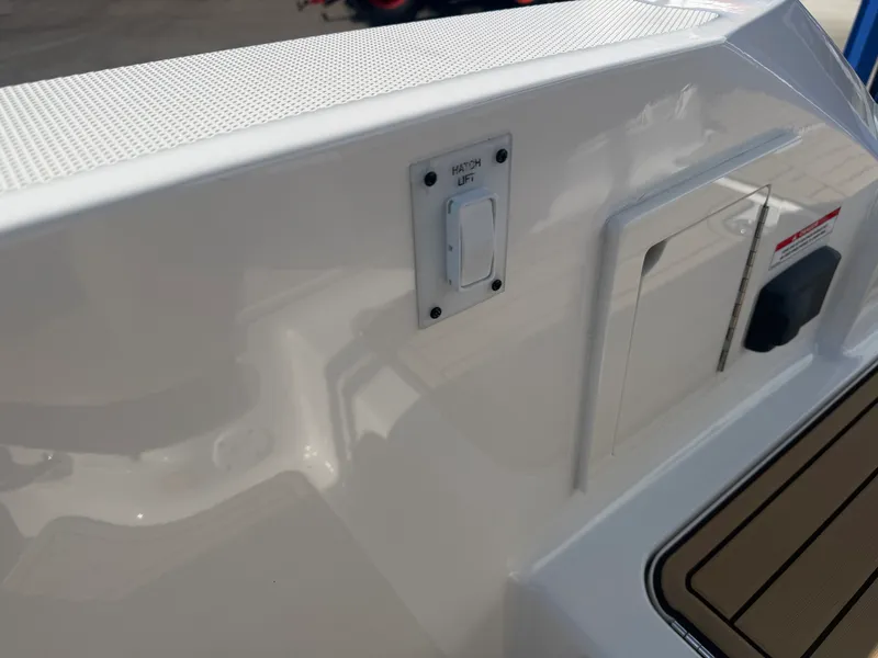 Slide: The Image of Sea Ray 230 SLX 2020 - 23