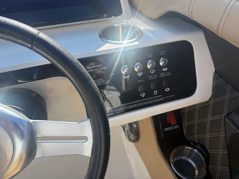 Slide: The Image of Sea Ray 230 SLX 2020 - 43